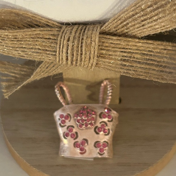 Brooches, NWT. - Picture 2 of 3